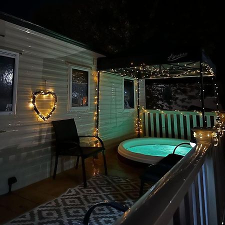 Tattershall Lakes Hot Tub Lodge Breaks Exteriör bild