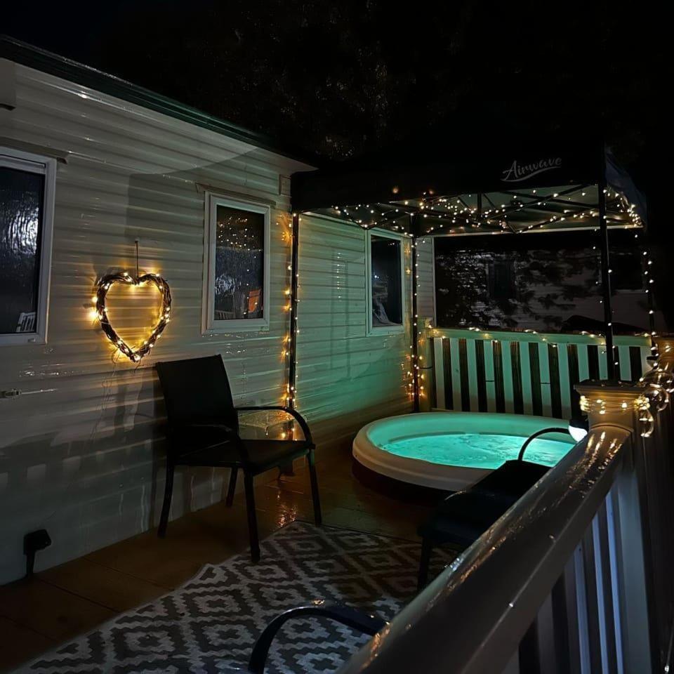 Tattershall Lakes Hot Tub Lodge Breaks Exteriör bild